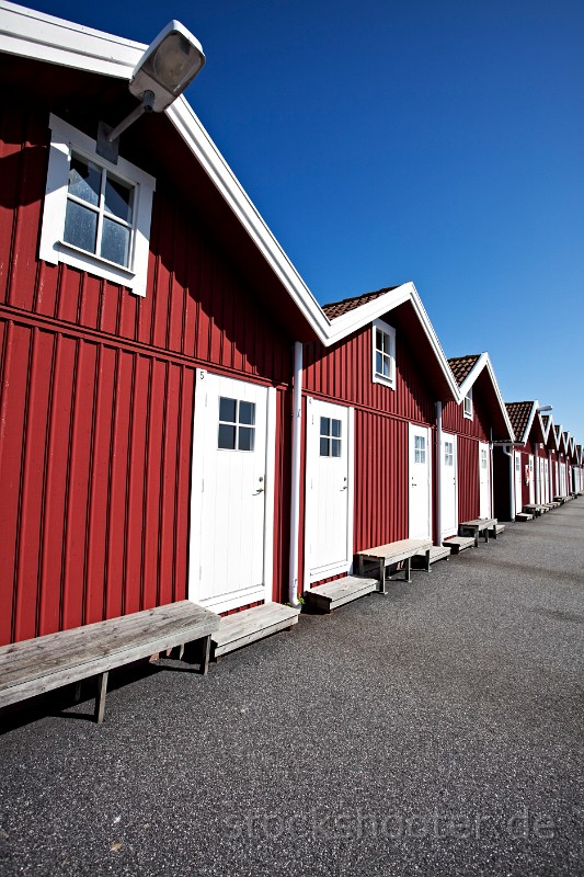 _MG_6170_houses.jpg - rote schwedische Bootshäuser an einem sonnigen Tag