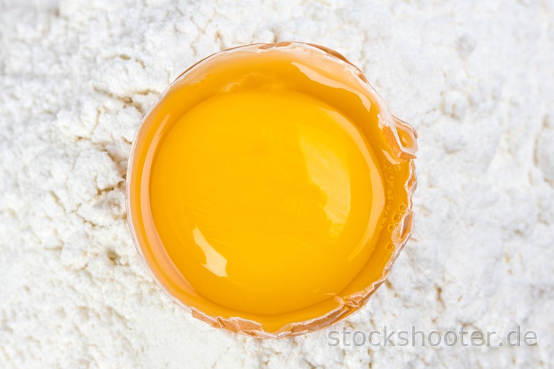 IMG_2494_dough.jpg - offenes Ei auf einem Mehlhaufen