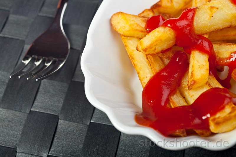 IMG_3977_pommes.jpg - french fries on a typical plate