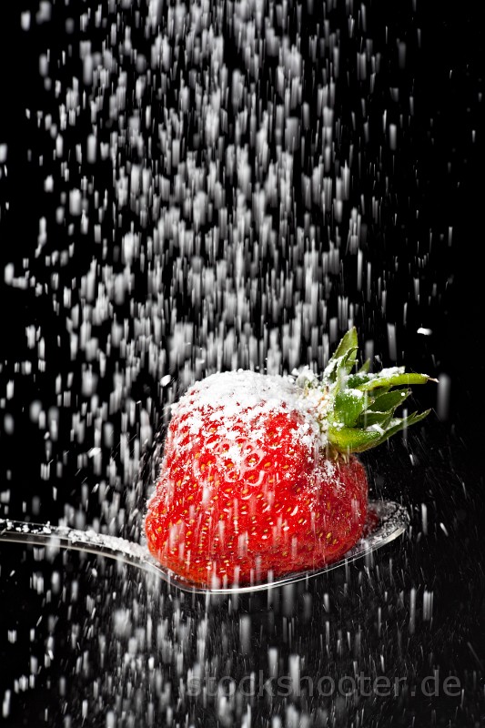 IMG_4755_sugar_strawberry.jpg - icing sugar falling on a strawberry on a spoon