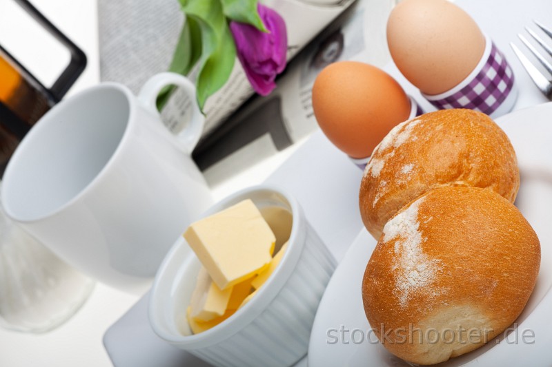 _MG_0872_breakfast.jpg - Eier, Brötchen, Butter und Kaffee auf weißem Hintergrund