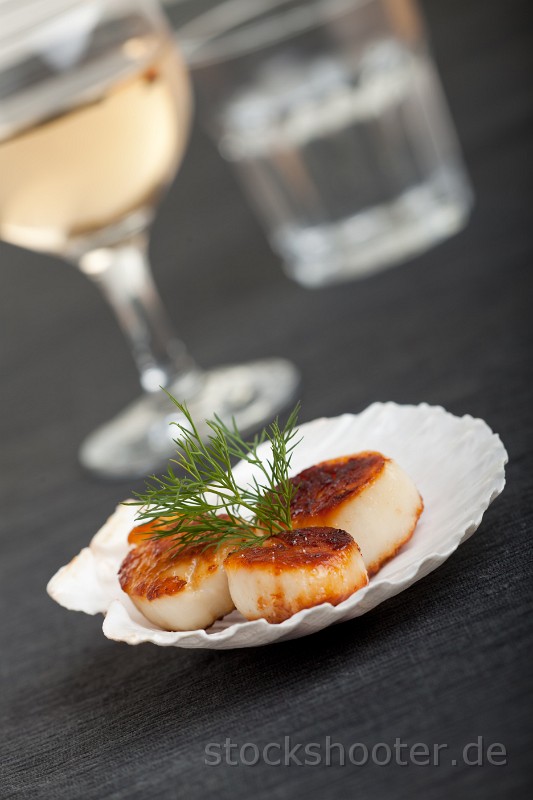 _MG_1091_stpierre.jpg - grilled scallops in their shell on a black placemat