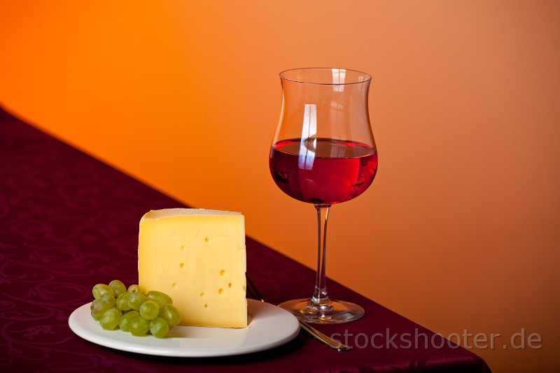 _MG_1852_cheese_orange.jpg - Stück Käse, eine Traube und Rotwein