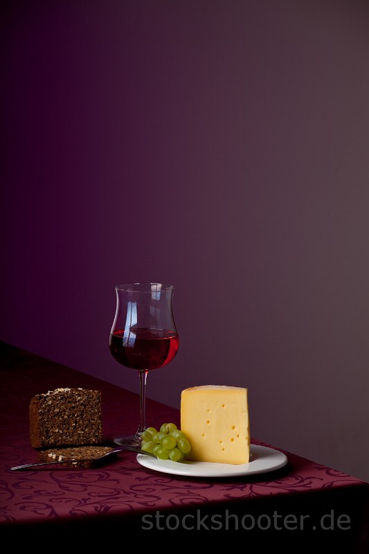 _MG_1870_cheese_purple.jpg - Stück Käse, eine Traube und Rotwein