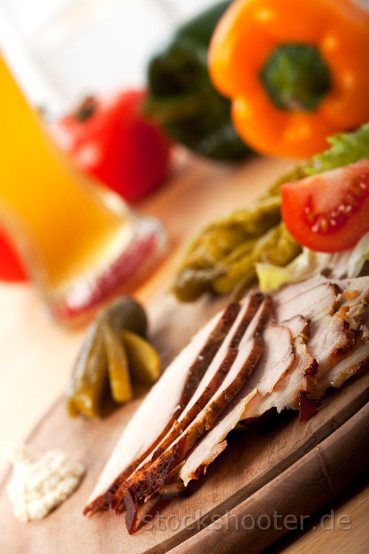 _MG_3807_kalterbraten.jpg - slices of cold roast pork on a wooden plate