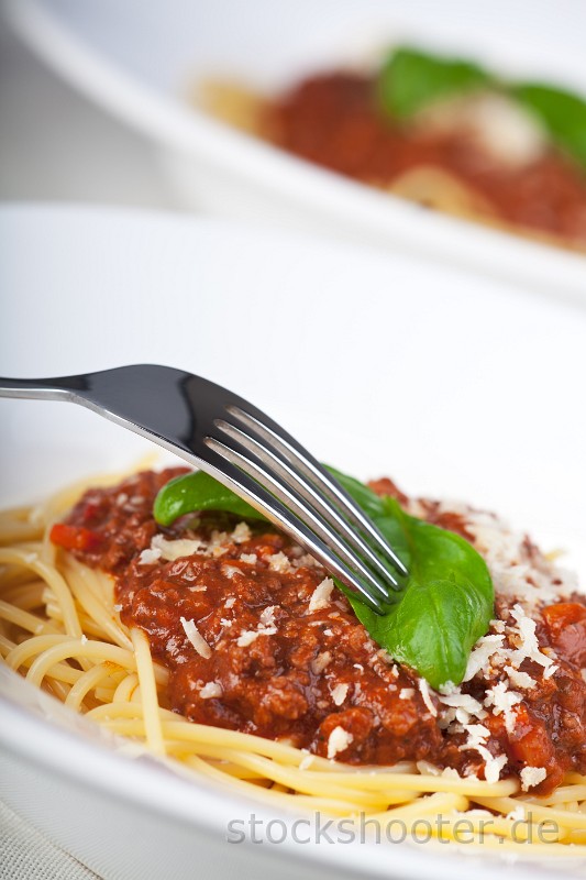 _MG_4682_spaghetti.jpg - Teller mit Spaghetti Bolognese und Basilikumblatt