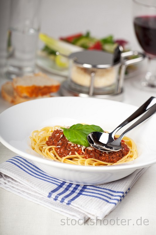 _MG_4721_spaghetti.jpg - Teller mit Spaghetti Bolognese und Basilikumblatt