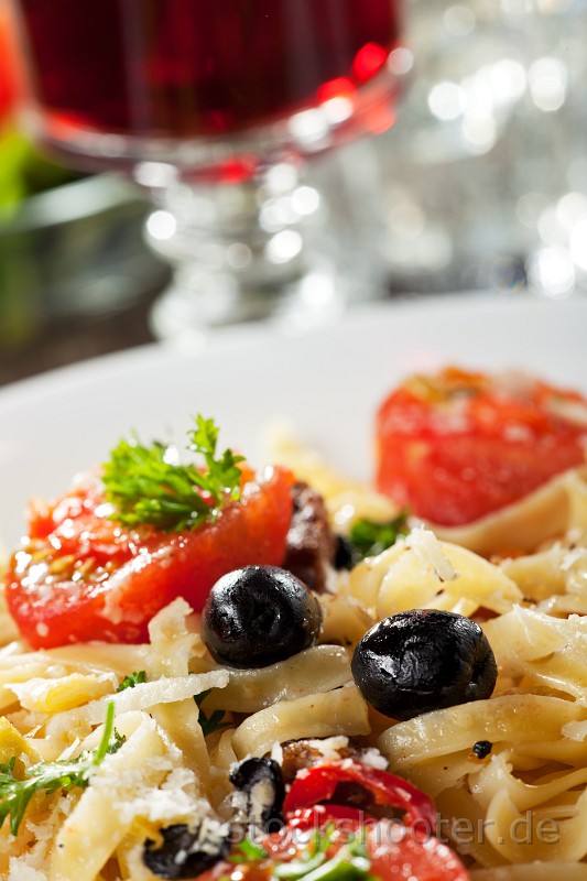 _MG_4798_pasta.jpg - fresh pasta with tomatos and olives on a plate