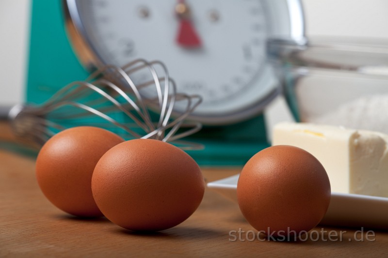 _MG_4836_baking.jpg - eggs and a eggbeater on a wooden table