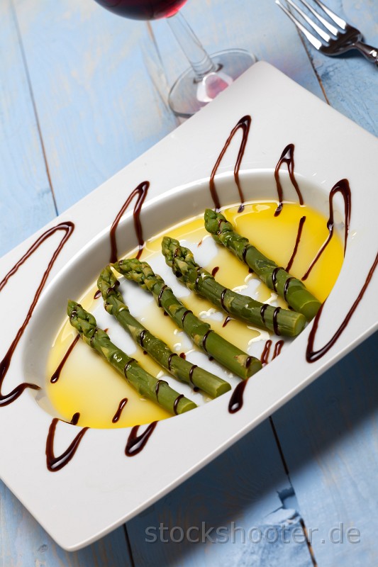_MG_4850_aspa.jpg - green asparagus on a white plate