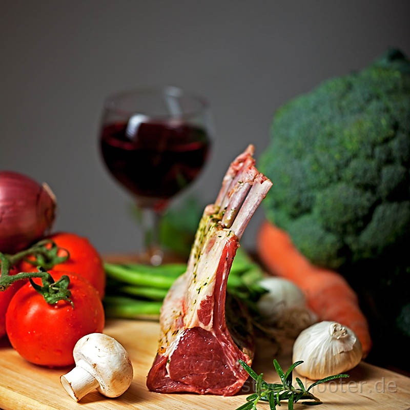 _MG_5077_lamm_sm.jpg - raw lamb meat and assorted vegetables