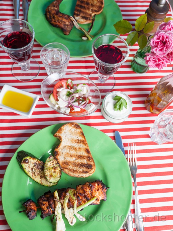 _MG_5220_tabletop.jpg - grilled chicken meat outdoor on a green plate