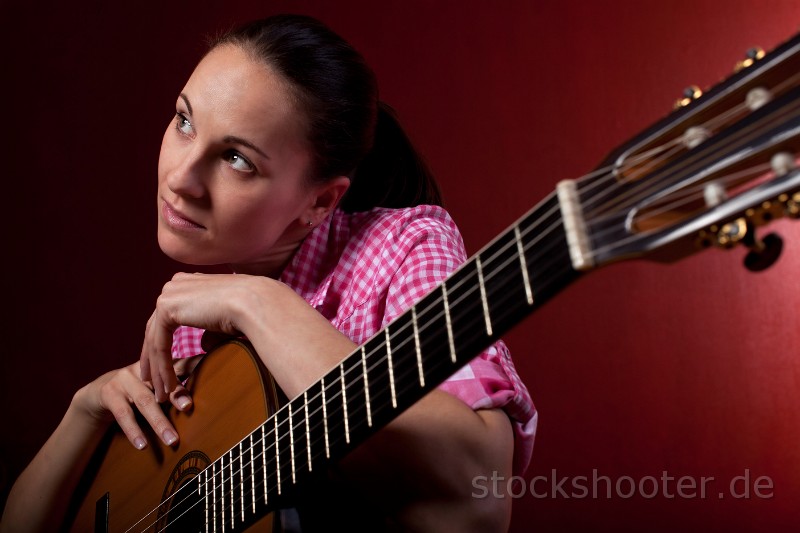 _MG_2218_guitar.jpg - woman and a classical guitar on red background