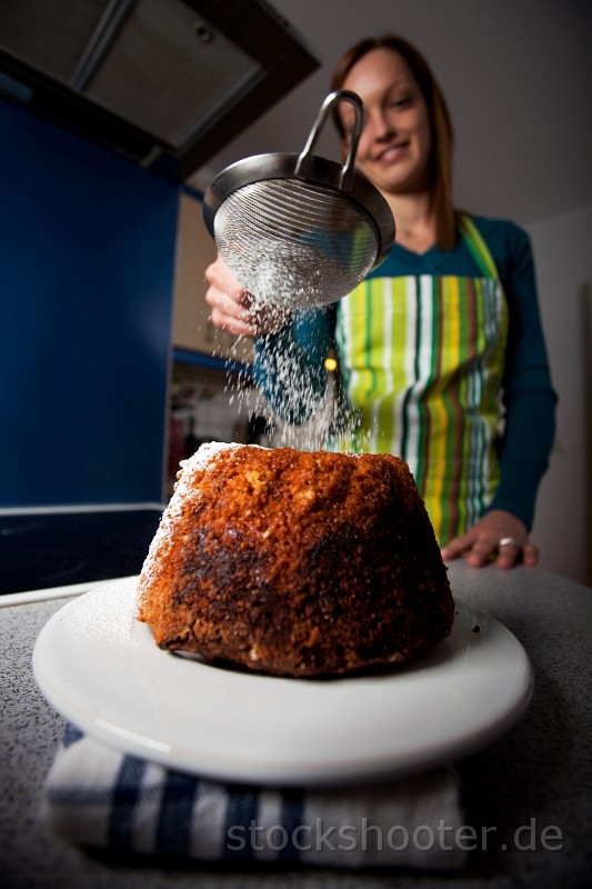 _MG_3367_icing.jpg - young cheffe dusting sugar on a cake