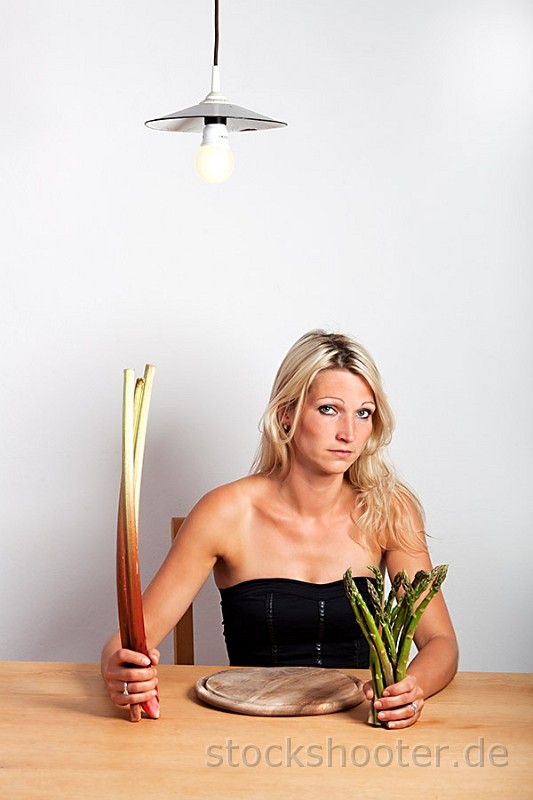 _MG_5481_rhubarb_mk.jpg - young woman sitting with rhubarb and asparagus