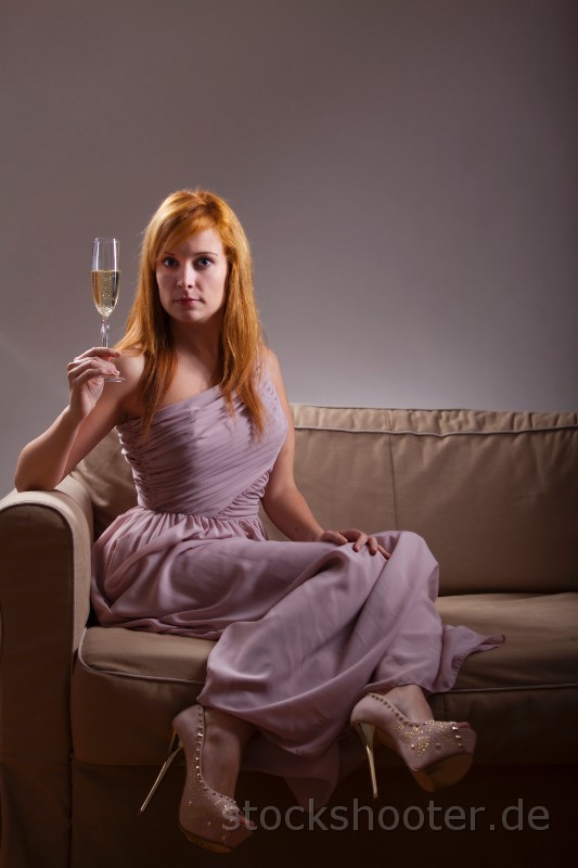 _MG_5569_sekt.jpg - Frau in einem Abendkleid mit Champagner