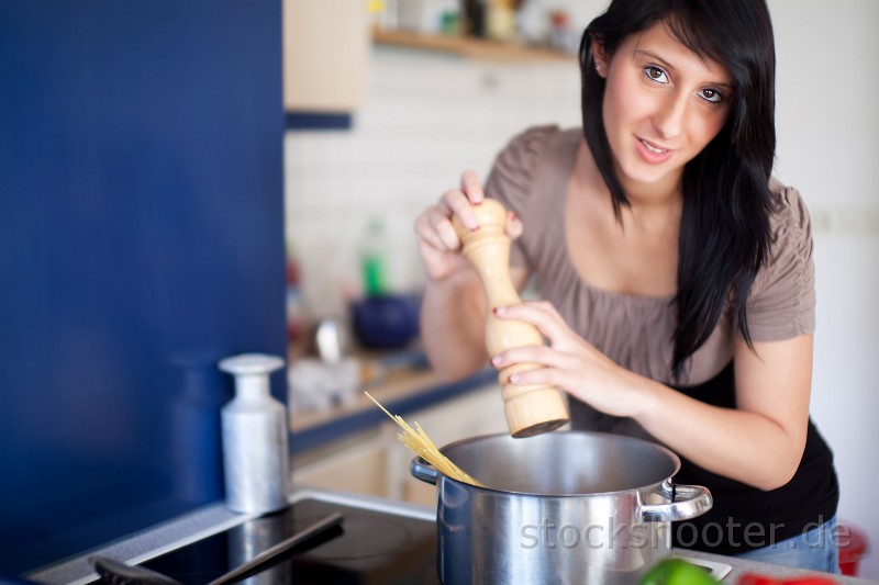 _MG_5672_pasta.jpg - young woman cooking pasta