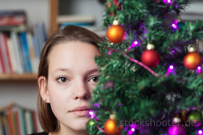 _MG_6259_xmas.jpg - portrait of a woman behind a christmas tree