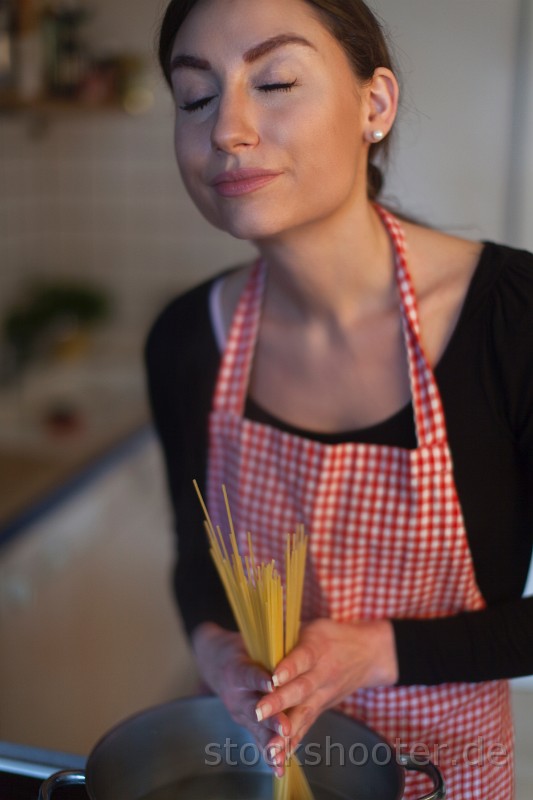 _MG_9020_cook.jpg - female cook making spaghetti