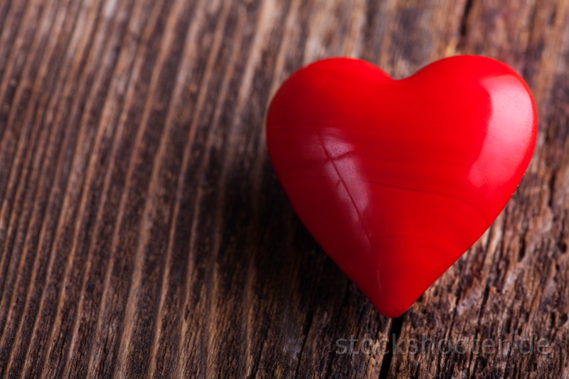 _MG_5060_woodheart.jpg - red heart on rough wood