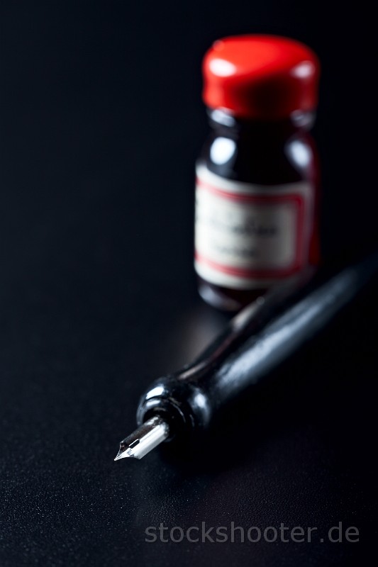 _MG_8194_pen.jpg - closeup of a fountain pen