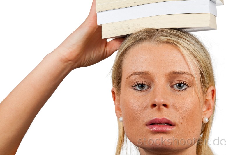 IMG_0271_book.jpg - hübsche junge Studentin mit Büchern auf dem Kopf