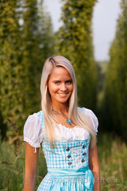 _MG_3626_dirndlhop.jpg - bavarian girl in a dirndl