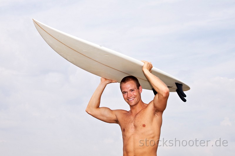 _MG_5607_surfer.jpg - jungen Mann mit einem Surfbrett im Freien