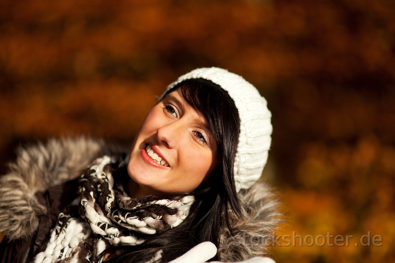 _MG_5737_fall.jpg - young woman and autumn foliage