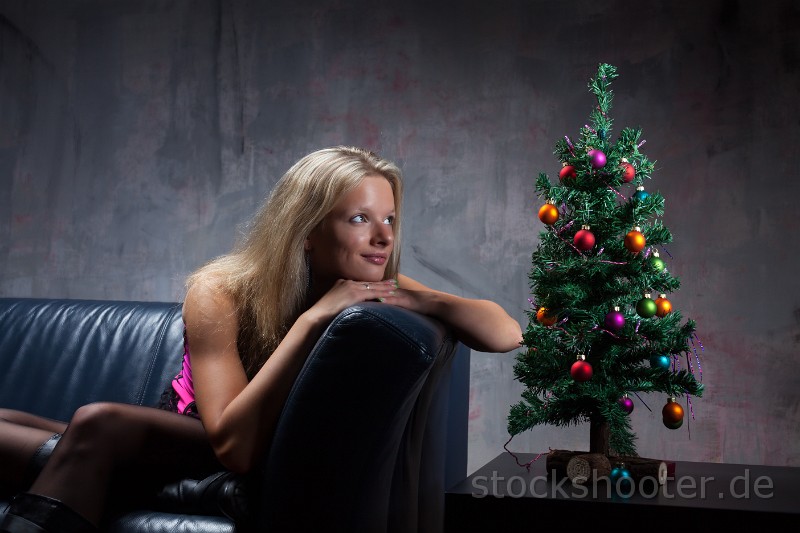 _MG_6557_xmas.jpg - young woman in a corsage and a christmas tree