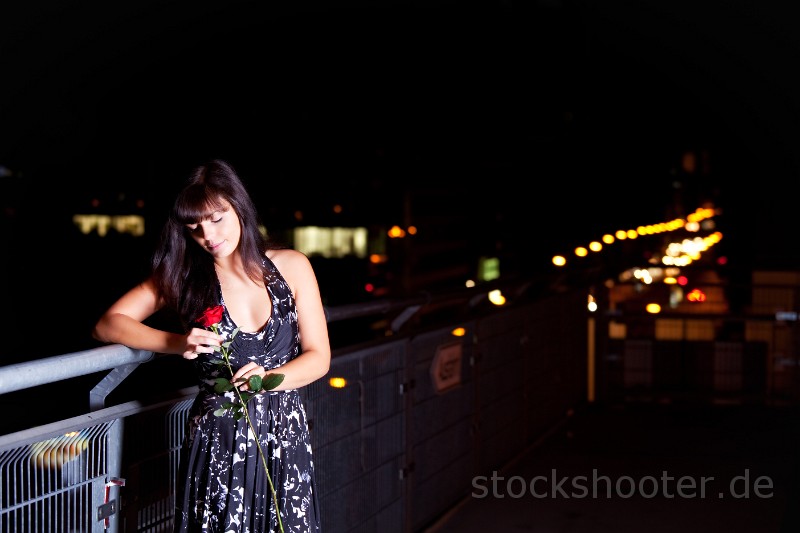 _MG_7806_parkinglot.jpg - woman with a red rose outdoor in the city